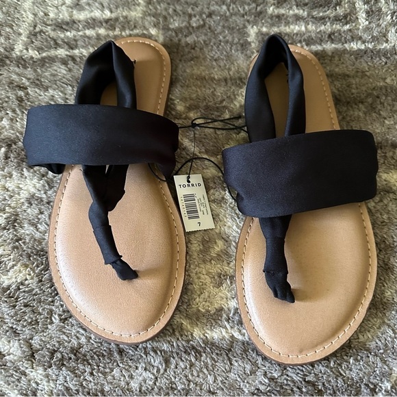 NWT Torrid Fabric T-Strap Sandal Black Wide Width - Picture 2 of 2